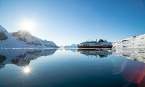 Spitzbergen Hurtigruten-Schiff, Eisberge und Sonne