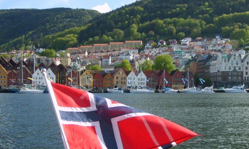 Hurtigruten Jubiläum Alleinreisende 2023 Bergen Postschiff Flagge