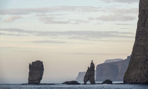 Färör Inseln Felsen-Landschaft Hurtigruten 2023