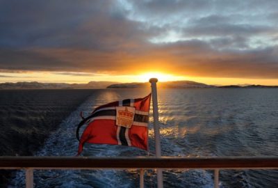 Norwegen-Postschiff-Flagge im Sonnenuntergang