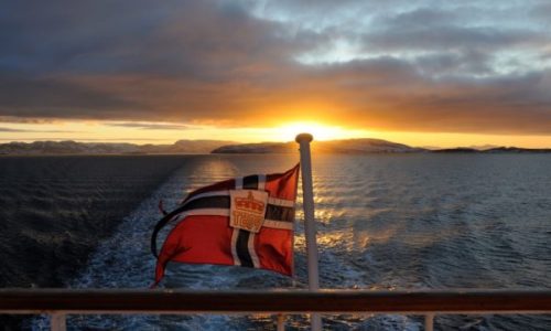 Norwegen-Postschiff-Flagge im Sonnenuntergang