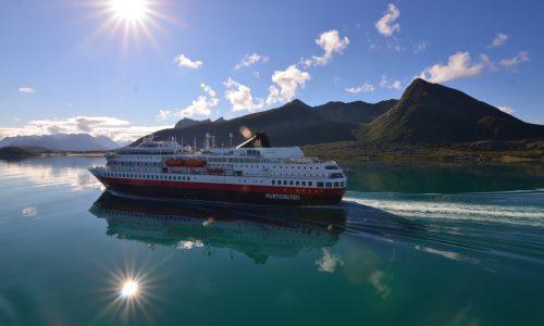 Hurtigruten-Schiff Norwegen bei Sonne