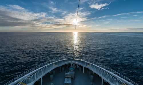 Image Buk des Schiffes bei Sonnenaufgang Hurtigruten 2023