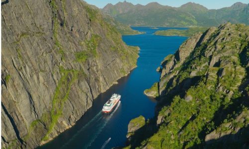 Hurtigruten-Schiff im Trollfjord
