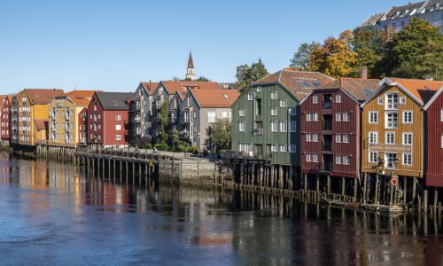 Trondheim bunte Häuser am Steg